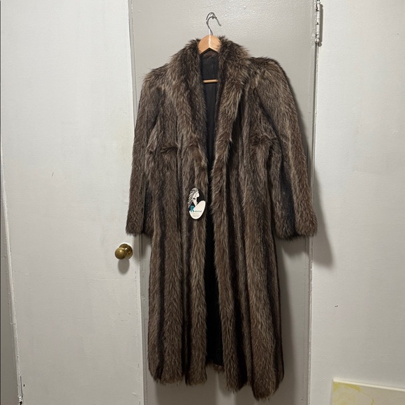 Luxurious Brown Fur Coat - Picture 1 of 8
